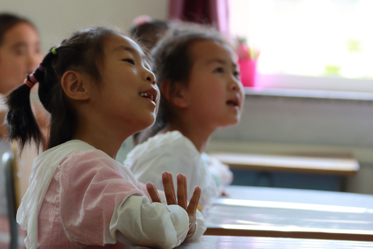 隔代教育利弊交织，深度剖析其对小学生成长的多